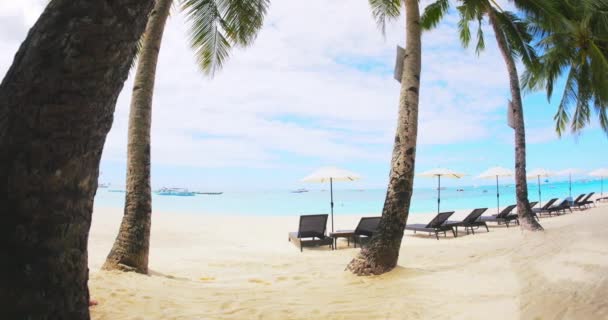 Station tropicale sur une plage de sable fin — Video