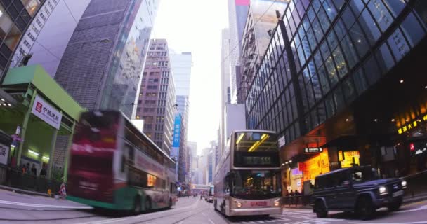 A modern ázsiai város tömegközlekedésre. Nagy látószögű kilátás buszok mozog — Stock videók