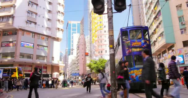 Obywatele Chin przekraczania ruchliwej ulicy Hongkong centrum miasta. Dystrykt Centralny — Wideo stockowe