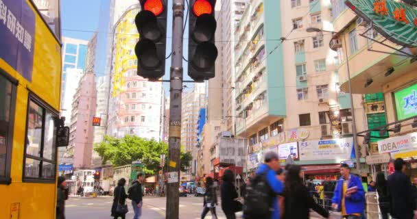 在阳光明媚的日子里，在市中心的人行横道上，行人拥挤不堪 — 图库视频影像