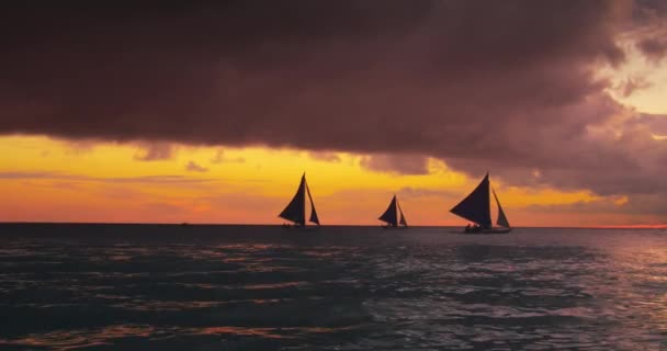 Céu ao pôr do sol com barcos à vela — Vídeo de Stock