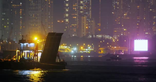 Vista notturna del porto portuale di notte con navi da carico e barche galleggianti sull'acqua — Video Stock