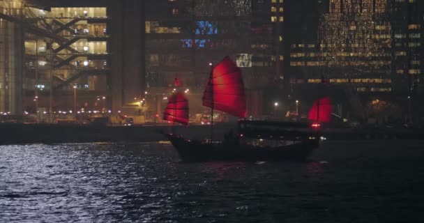 Σκουπίδια βάρκα με κόκκινα πανιά στο Hong Kong — Αρχείο Βίντεο