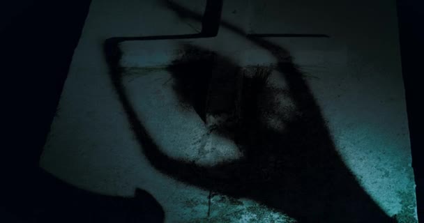 Женщина-зомби тень на могиле — стоковое видео