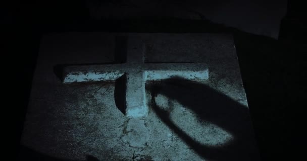 Gruselige Geisterfigur auf Grabstein — Stockvideo