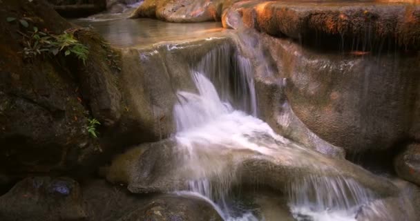 Water vallen uit rotsen en stenen — Stockvideo