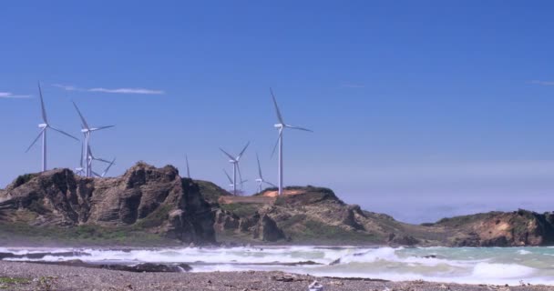Mill vindkraftverk vid havskust — Stockvideo