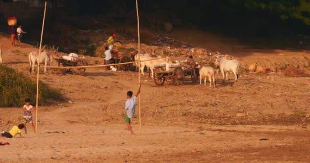 Niños birmanos juguetones que se divierten a orillas del río Irrawaddy en Myanmar — Vídeos de Stock