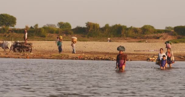 Birmese boeren op de Irrawaddy oever van de rivier bij zonsondergang. Vrouwen uit het lokale dorp — Stockvideo