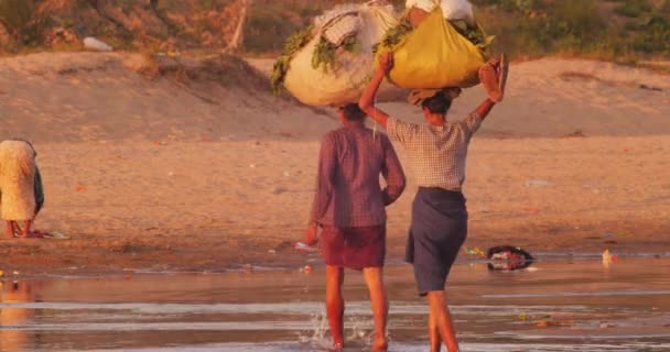 Le donne birmane del villaggio rurale portano il carico sulle teste e attraversano il fiume poco profondo — Video Stock