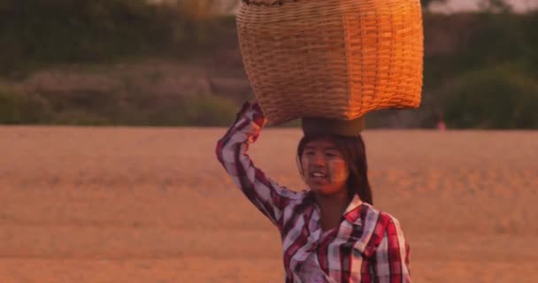 Birmese vrouw met traditionele Tanaka op het gezicht glimlacht terwijl op zoek naar camera — Stockvideo