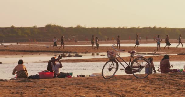 Birmańscy ludzie z lokalnej wsi Myanmar na brzegu rzeki o zachodzie słońca — Wideo stockowe
