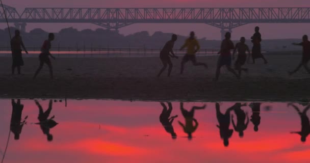 Groep jonge Birmese burgers van het lokale plattelandsdorp spelen voetbalspel op de rivier — Stockvideo