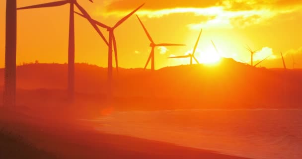 Turbinas eólicas ao pôr do sol — Vídeo de Stock