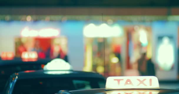 Taksi taksi aydınlatılmış sembolleri ile çatılar — Stok video