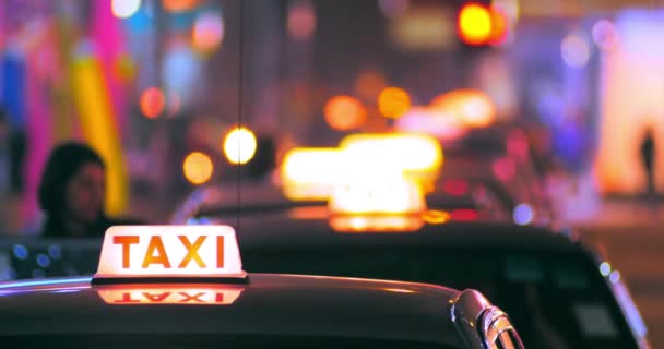 Passagier invoeren binnen taxi cab. — Stockvideo