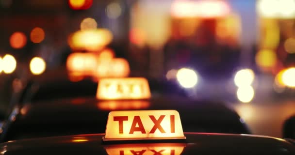 Taxis en el centro de Hong Kong por la noche — Vídeos de Stock