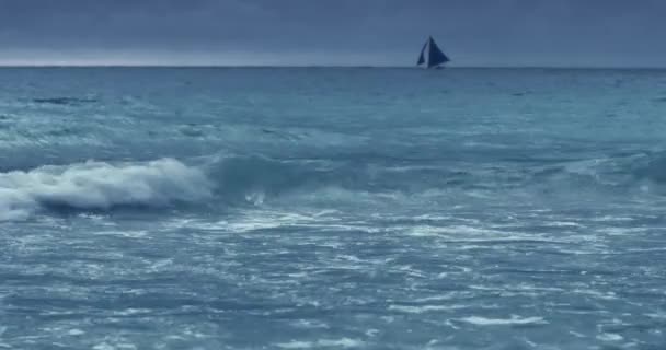 Drámai háttere gördülő tengeri hullámok — Stock videók