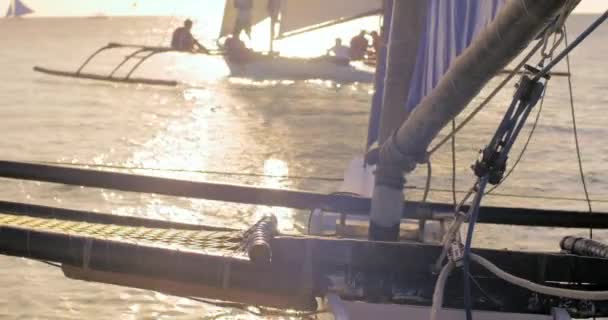 Costa de la isla Boracay. Pequeño velero de madera en la orilla del mar por la noche — Vídeo de stock