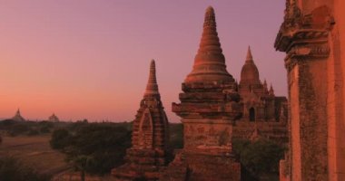 Gün batımında Budist tapınakları ve pgodalar