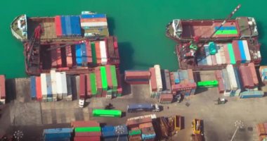 konteyner terminali Hong Kong limanında