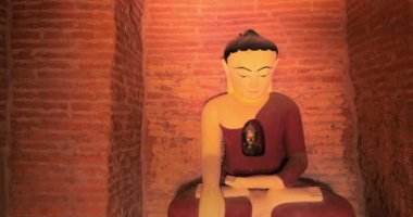 Myanmar'da Bagan tapınağında Budist heykeli