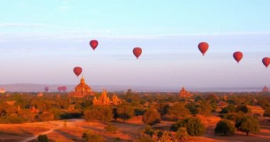 hava balonları Bagan antik tapınak üzerinde uçmak