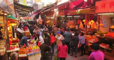 Hongkong şehir merkezinde sokak pazarında insanların kalabalık. Satıcılar ve alıcılar