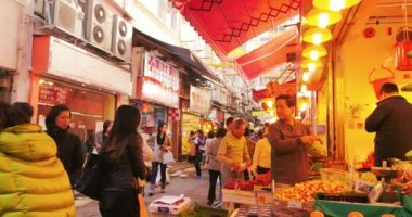 şehrin geleneksel çeyreğinde eski pazar yerinde Hongkong vatandaşları