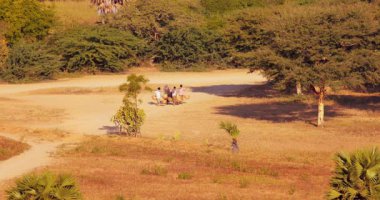 Birmanyalı kadın grubu kırsal Myanmar tozlu ülke yolda yürümek (Burma)