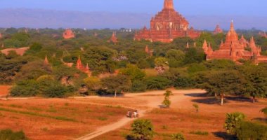 Bagan tapınakları ve yerel Birmanya lı kadınların muhteşem manzarası kırsal yol boyunca yürüyor