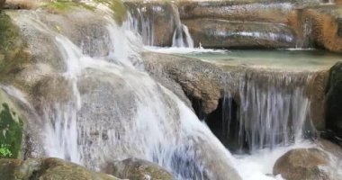 üzerinde taş cascades akan su.