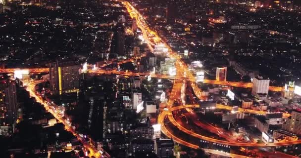 Вид с воздуха на современную транспортную систему в Бангкоке, Таиланд ночью — стоковое видео
