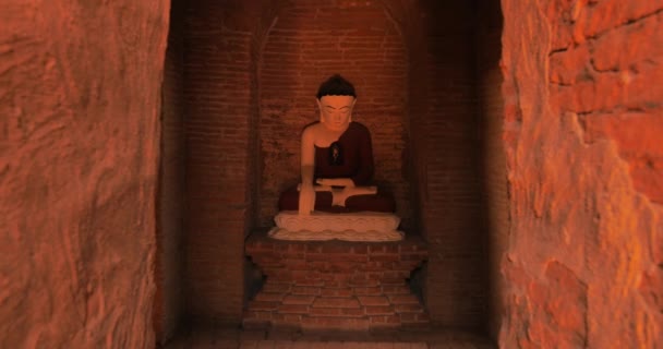 Posvátná socha Buddhy v buddhistickém chrámu — Stock video