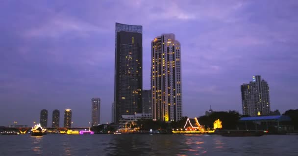 Bangkok, Thailand-River Tour Trip på traditionell båt vid sen kvällstid — Stockvideo