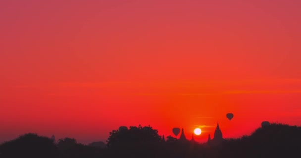 Tapınakların üzerinde uçan hava balonları — Stok video