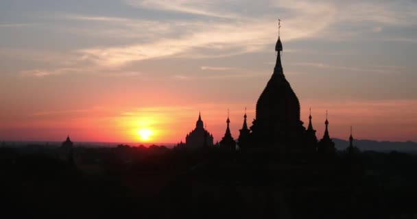 Sziluettek ősi templomok napkeltekor — Stock videók