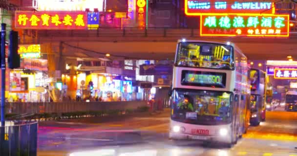 Wazig levendige kleuren van het verplaatsen van openbaar vervoer in Hongkong 's nachts — Stockvideo
