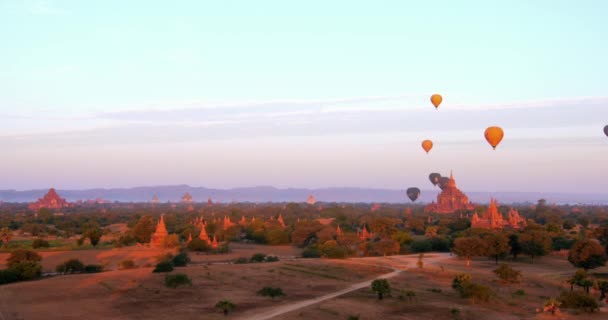 Balonów na ogrzane powietrze latać nad Bagan w Myanmar — Wideo stockowe