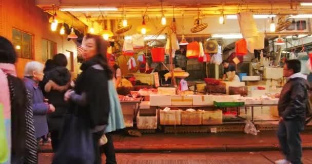 오래된 홍콩의 좁은 골목에서 바다 음식을 판매하는 현지 상점 — 비디오