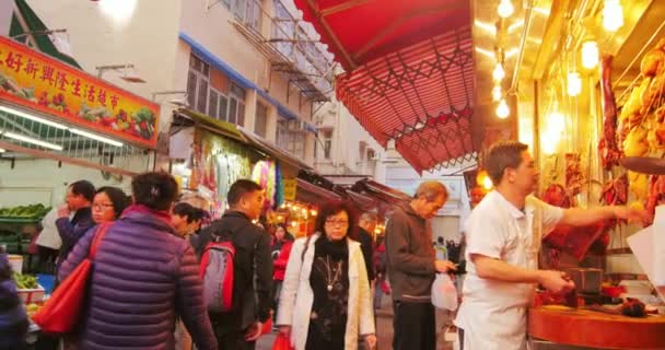 Propriétaire de la boucherie et en passant par les piétons sur la place de marché traditionnelle — Video