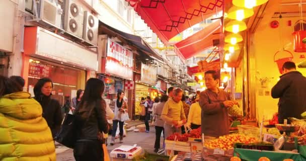 Ciudadanos de Hong Kong en el antiguo mercado en el barrio tradicional de la ciudad — Vídeos de Stock