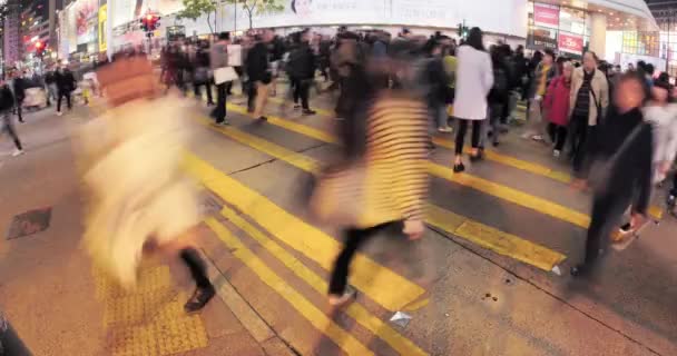 Vidéo Time lapse de piétons se déplaçant rapidement traversant le passage à niveau de la rue achalandée — Video