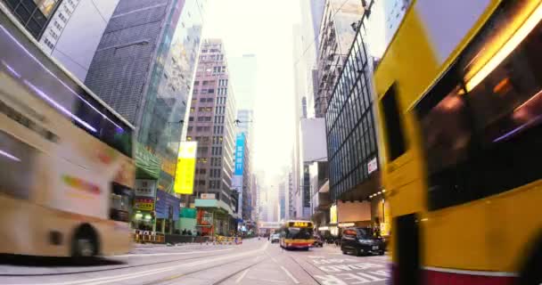 Zeitraffer-Video des öffentlichen Nahverkehrs in Hongkong. moderne Gebäude und Busse — Stockvideo