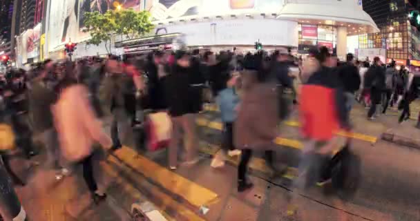 Ciudadanos de Hong Kong cruzando calle concurrida al atardecer en el centro. Gran multitud — Vídeos de Stock