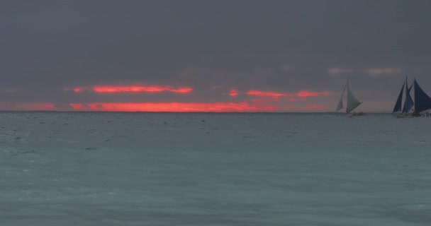 Fridfull bakgrund av segelbåtar. — Stockvideo