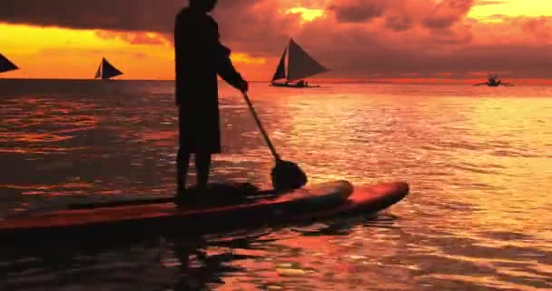 Barcos de vela y el hombre en stand up paddle board — Vídeos de Stock