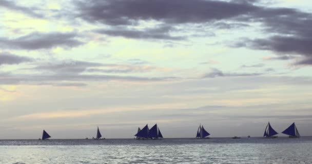 Segelboote bewegen sich auf dem Meer — Stockvideo