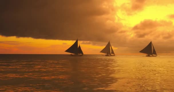 Meereslandschaft schwimmender Segelboote bei Sonnenuntergang — Stockvideo
