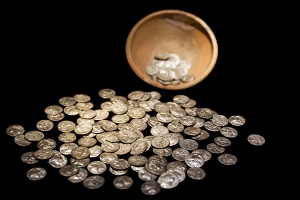 Скарбниця з давніми золотими та срібними монетами гроші — стокове фото